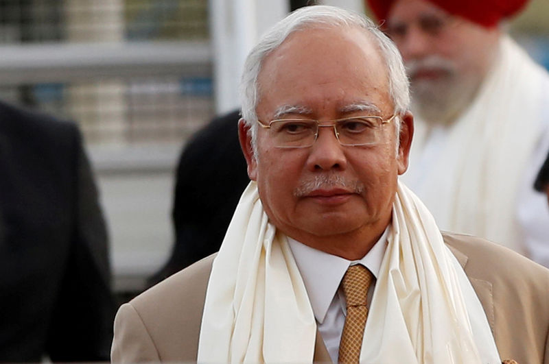 © Reuters. FILE PHOTO: Malaysia's Prime Minister Razak walks towards his car after his arrival at the airport in New Delhi