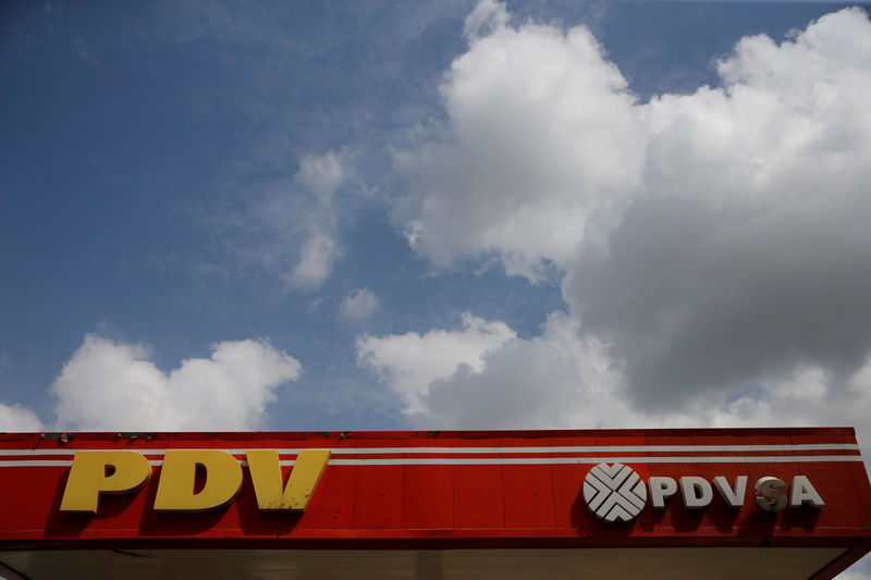 © Reuters. The corporate logo of the state oil company PDVSA is seen at a gas station in Caracas