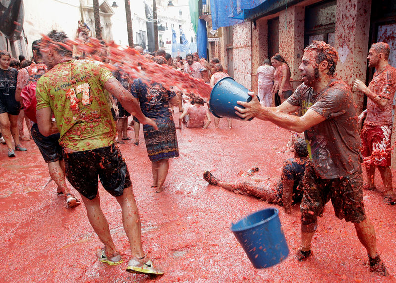 © Reuters. الآلاف يشاركون في مهرجان "حرب الطماطم" بإسبانيا وسط تعزيزات أمنية
