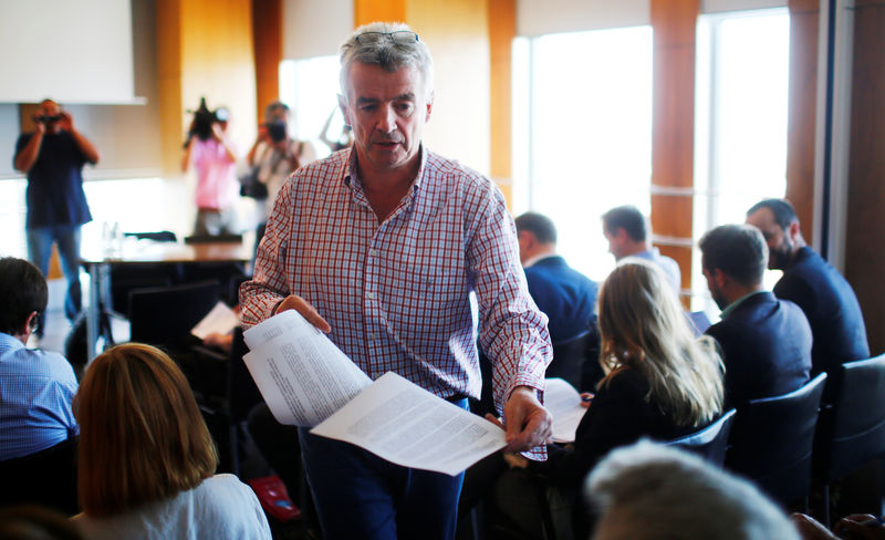 © Reuters. Ryanair CEO O'Leary distributes sheets before a press conference in Berlin