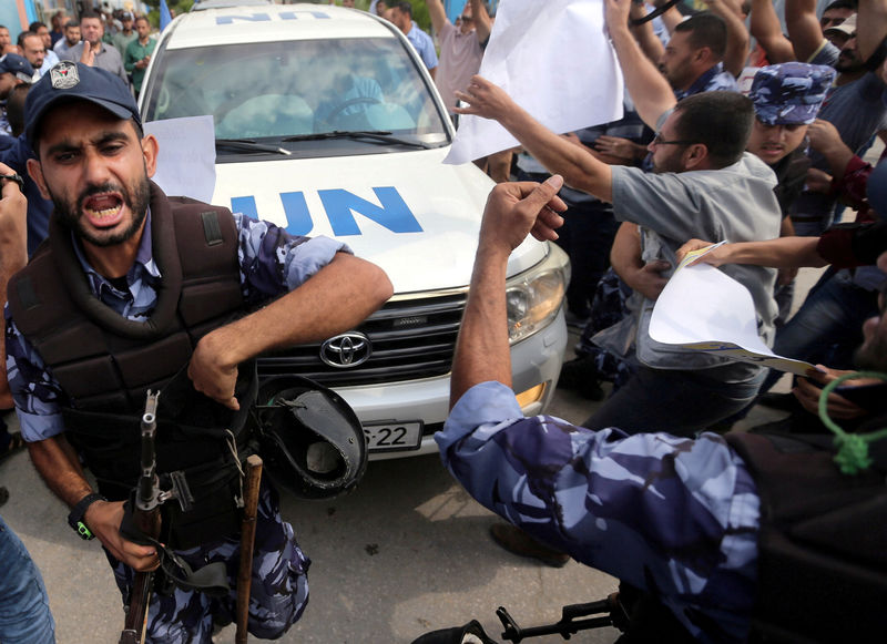 © Reuters. Palestinian policeman loyal to Hamas, reacts as people try to block the convoy of U.N. Secretary-General Guterres upon his arrival near Erez crossing in the northern Gaza Strip