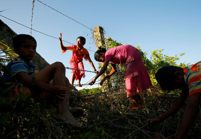 © Reuters. Crianças muçulmanos rohingya cruzam a fronteira entre Bangladesh e Mianmar