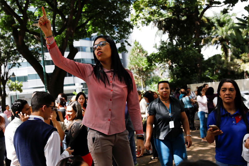 © Reuters. People gather in the street after an earthquake in Caracas