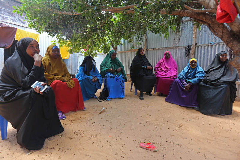 © Reuters. Family members mourn Mohamed Mohamud who was killed in an attack by Somali forces supported by U.S. troops in Bariire village in Mogadishu