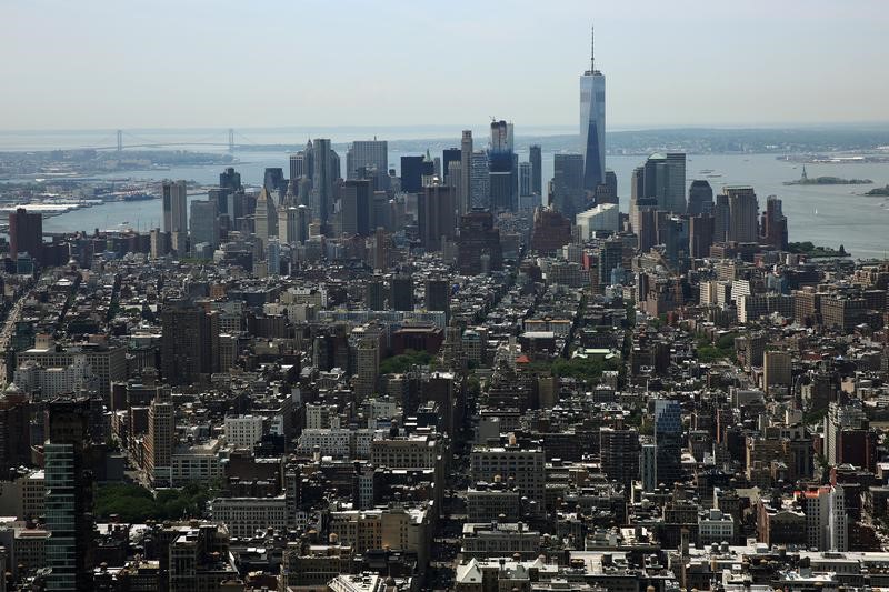 © Reuters. FILE PHOTO: Lower Manhattan including the financial district is pictured from the Manhattan borough of New York