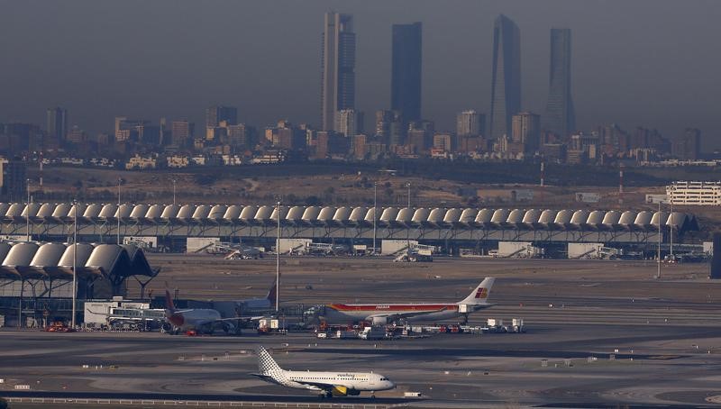 © Reuters. Los sindicatos aplazan una semana la decisión sobre la huelga en AENA