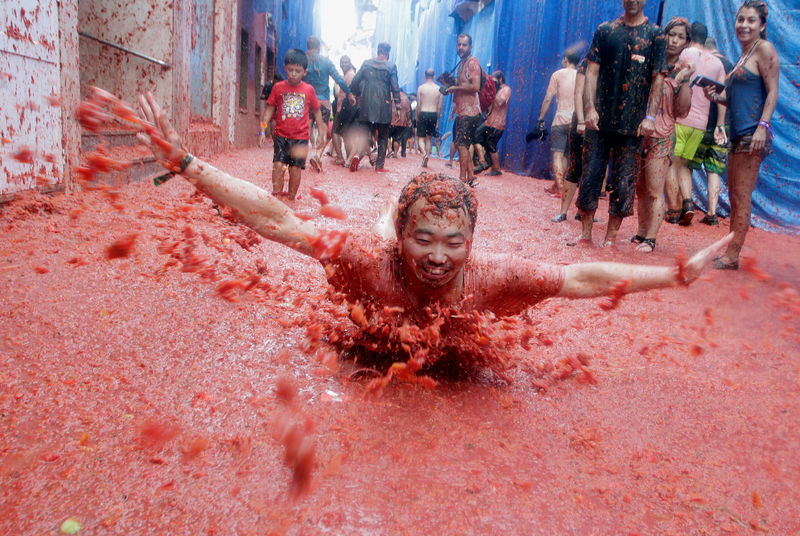 © Reuters. Folião participa de festival da Tomatina em Buñol,  perto de Valencia