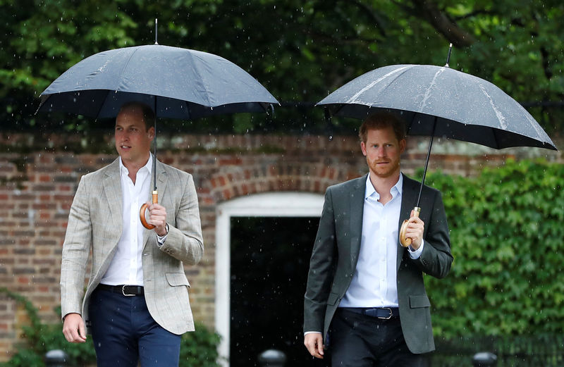 © Reuters. Príncipes William e Harry visitam o Jardim Branco do Palácio de Kensington, em Londres