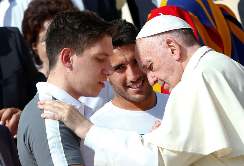 © Reuters. Papa Franciso recebe jogadores da Chapecoense Follmann e Ruschel no Vaticano