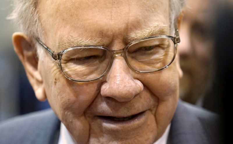 © Reuters. BUFFETT GARDE SA CONFIANCE DANS APPLE ET WELLS FARGO