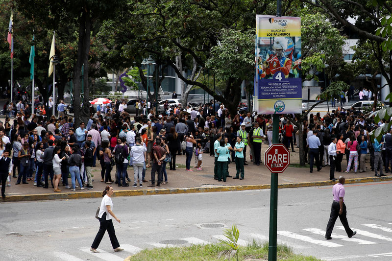 © Reuters. Pessoas se reúnem em praça de Caracas após terremoto atingir a Cidade