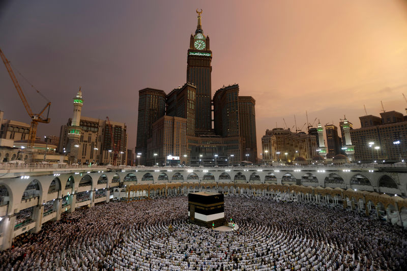 © Reuters. Muçulmanos oram na Grande Mesquisa antes da peregrinação anual do haj em Meca