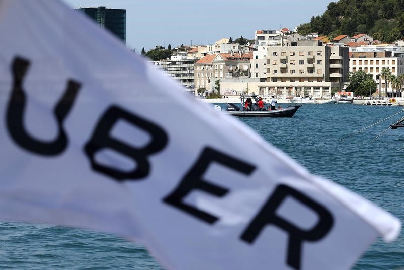 © Reuters. Bandeira da Uber no Mar Adriático em Split, Croácia