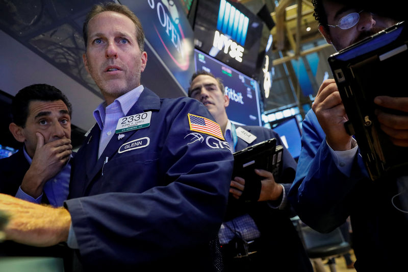 © Reuters. Traders work on the floor of the NYSE in New York