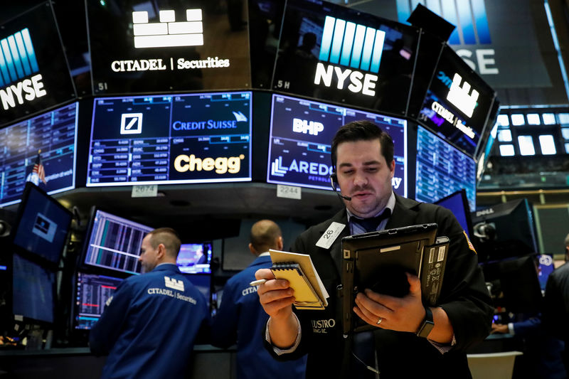 © Reuters. FILE PHOTO - Traders work on the floor of the NYSE in New York