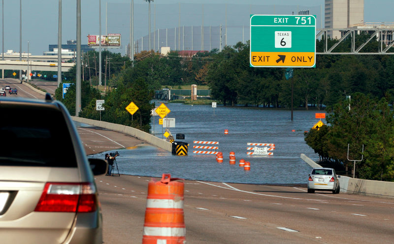 © Reuters. Rodovia submersa em Houston por causa da tempestade Harvey