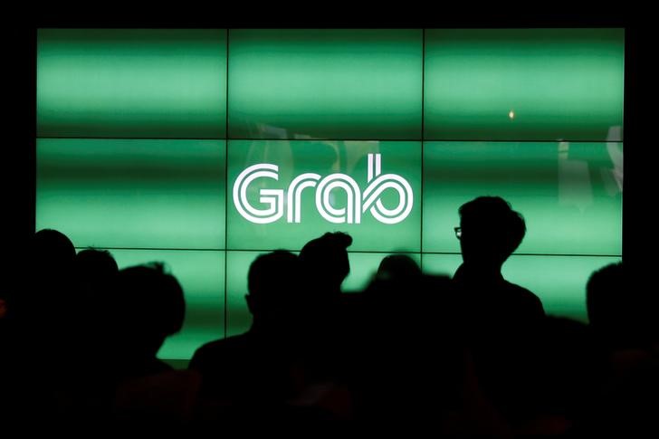 © Reuters. Logo da Grab em conferência com jornalistas em Cingapura