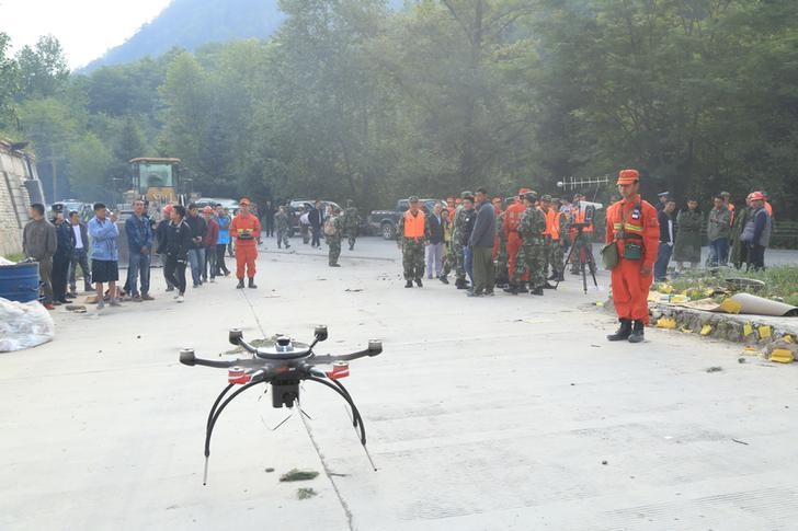 © Reuters. Polícia chinesa ussa um drone após um terremoto em Jiuzhaigou, China