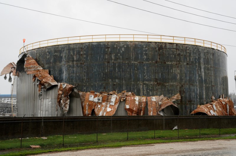 © Reuters. FILE PHOTO - An oil tank damaged by Hurricane Harvey is seen near Seadrift