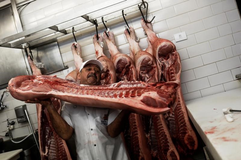 © Reuters. Funcionário carrega pedaço de carne em açougue em São Paulo, Brasil