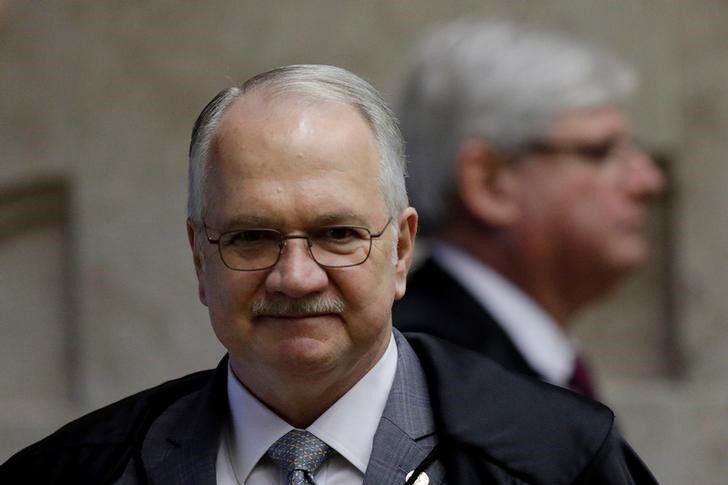 © Reuters. Ministro do STF Edson Fachin caminha perto do procurador-geral da República, Rodrigo Janot, durante sessão do Supremo em Brasília