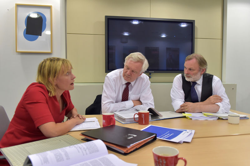 © Reuters. Director General at the Department for Exiting the European Union Sarah Healey, Britain's Secretary of State for Exiting the European Union David Davis, Britain's Permanent Representative to the European Union Tim Barrow meet in Brussels