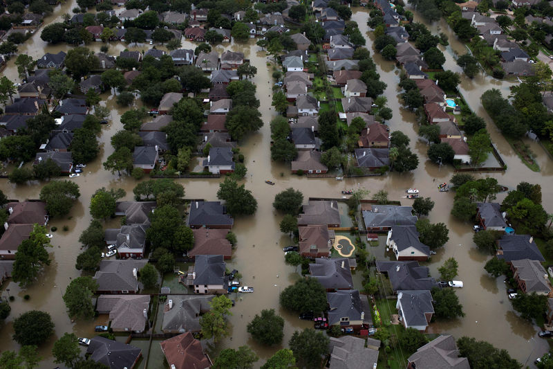 © Reuters. المركز الوطني الأمريكي للأعاصير يقول العاصفة هارفي تحولت إلى منخفض جوي