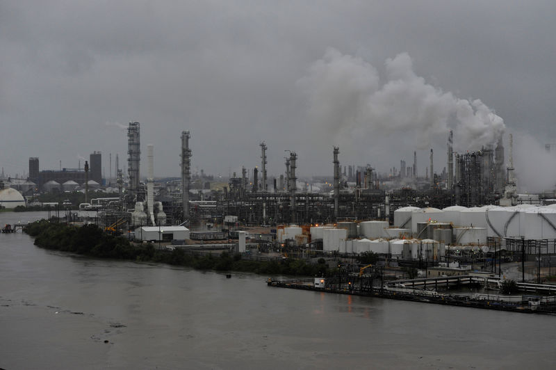 © Reuters. FILE PHOTO: The Valero Houston Refinery is threatened by the swelling waters of the Buffalo Bayou after Hurricane Harvey inundated the Texas Gulf coast with rain, in Houston