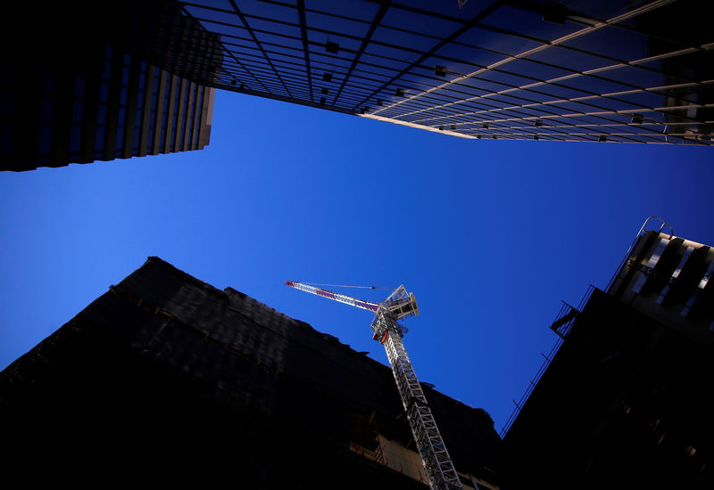 © Reuters. A crane can be seen on a construction site next to other buildings in the central business district (CBD) of Sydney