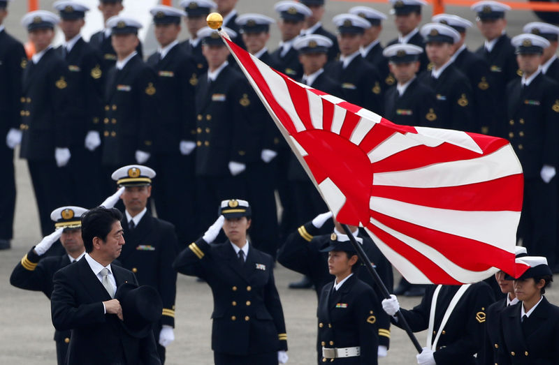 © Reuters. FILE PHOTO : Japan's PM Abe reviews members of JSDF during the JSDF Air Review to celebrate 60 years since the service's founding at Hyakuri air base in Omitama