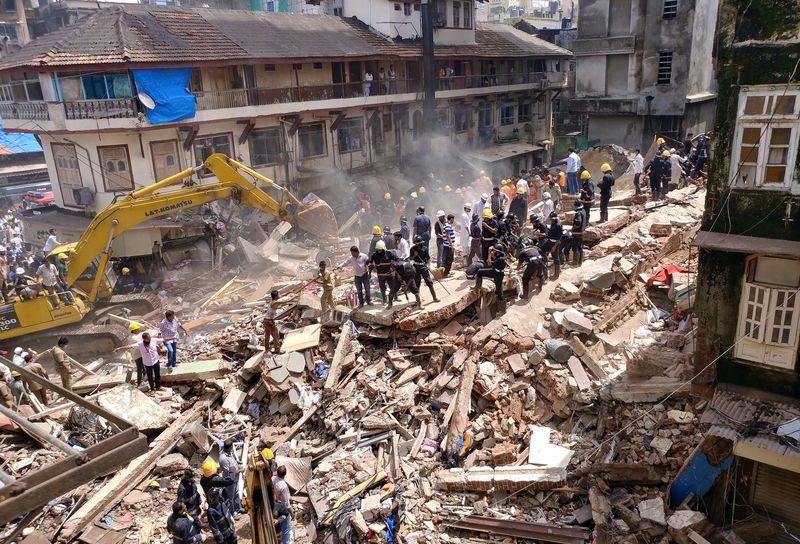 © Reuters. انهيار مبنى في مومباي ومقتل اثنين والبحث عن أكثر من 30