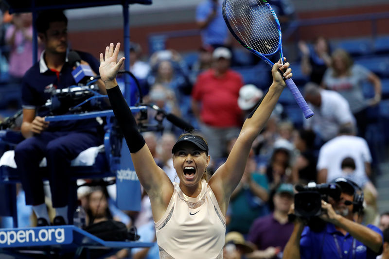 © Reuters. Maria Sharapova celebra tras derrotar a la húngara Timea Babos en el partido válido por segunda ronda del Abierto de Estados Unidos