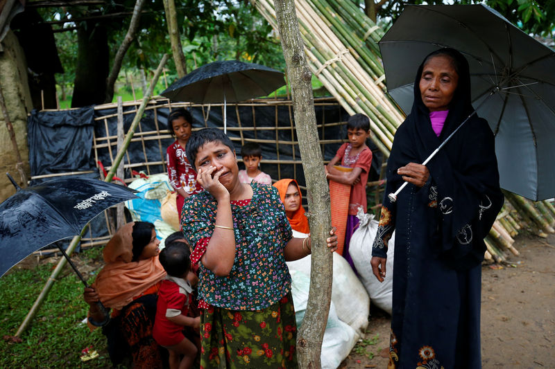 © Reuters. مصادر بالأمم المتحدة: فرار نحو 27 ألفا من الروهينجا إلى بنجلادش