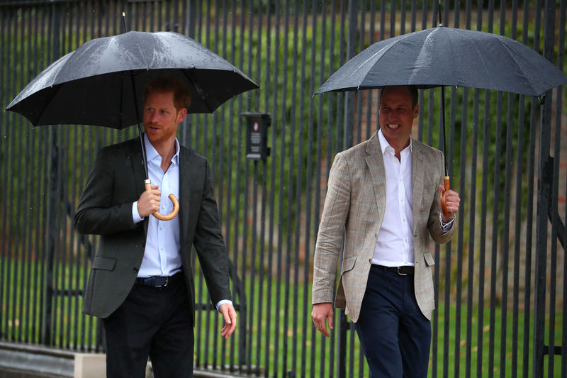 © Reuters. Los príncipes Guillermo y Enrique durante un homenaje en memoria de su madre Diana en las puertas del Palacio de Kensington en Londres