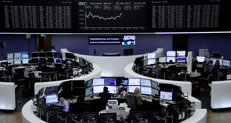 © Reuters. Traders work in front of the German share price index, DAX board, at the stock exchange in Frankfurt