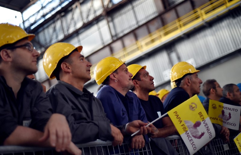 © Reuters. Genova, lavoratori dell'Ilva durante la visita del Papa