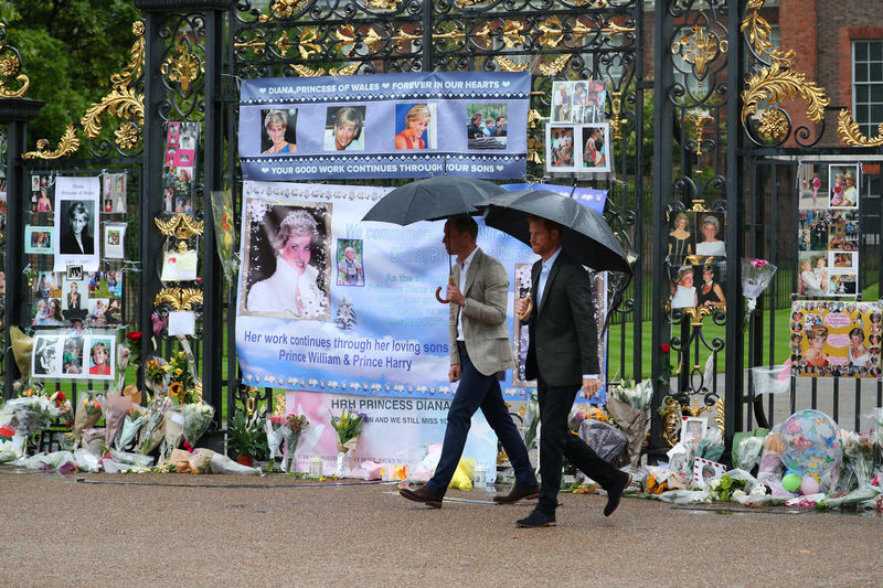 © Reuters. Kensington se llena de homenajes a Diana 20 años después de su muerte