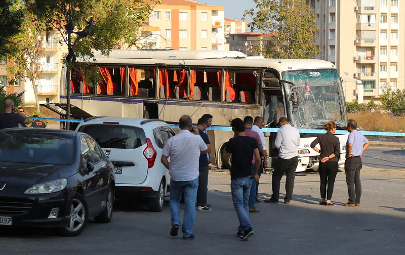 © Reuters. وسائل إعلام: إصابات في انفجار قنبلة بحاوية قمامة بغرب تركيا