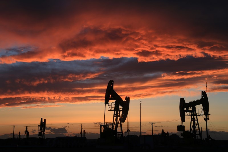 © Reuters. Site of an oil field is seen at sunset in Karamay