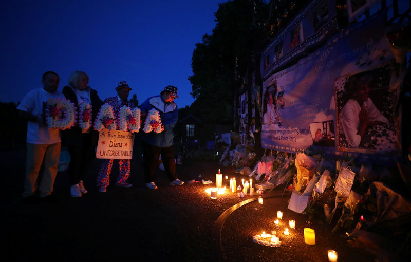 © Reuters. حشود تتجمع لإحياء ذكرى الأميرة ديانا بعد 20 عاما من وفاتها