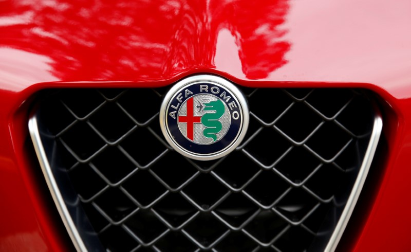 © Reuters. Il logo Alfa Romeo sulla nuova Giulia nell'impianto Fca di Cassino