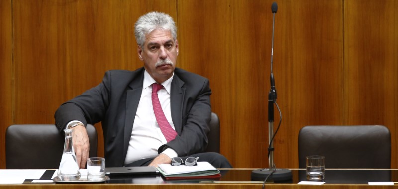 © Reuters. Austria's Finance Minister Hans Joerg Schelling listens during a session of the parliament in Vienna