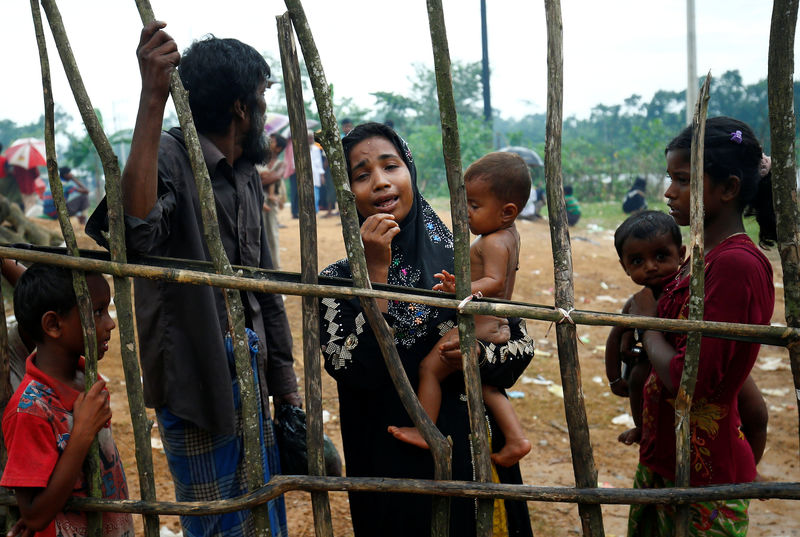 © Reuters. A new Rohingya refugee woman cries as they arrive near the Kutupalang makeshift Refugee Camp, in Cox’s Bazar