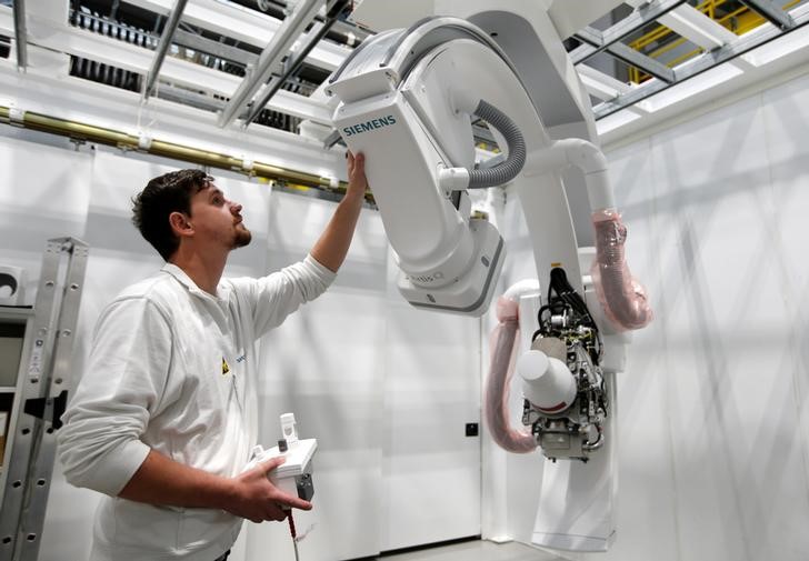 © Reuters. Employee controls angiography machine in manufacturing plant of Siemens Healthineers in Forchheim