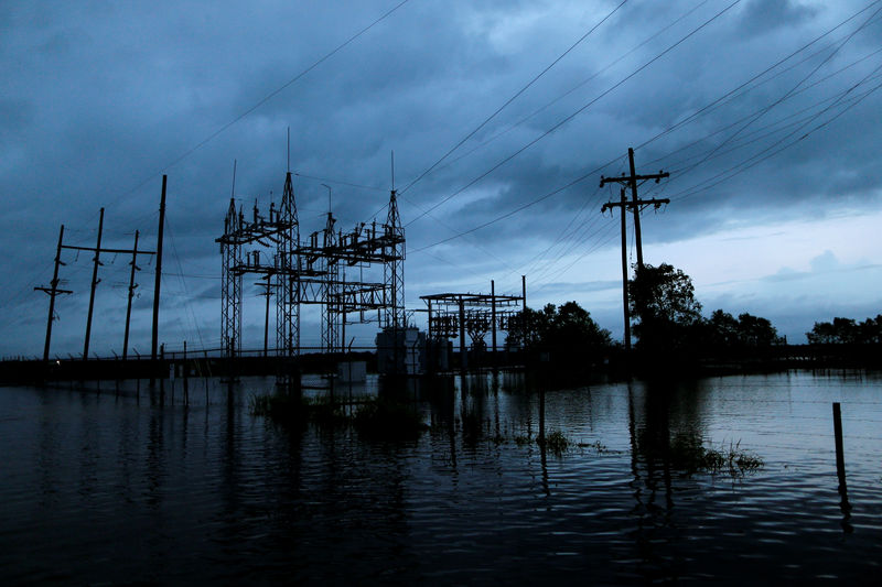 © Reuters. Central elétrica alagada pela tempestade tropical Harvey em Iowa, Louisiana