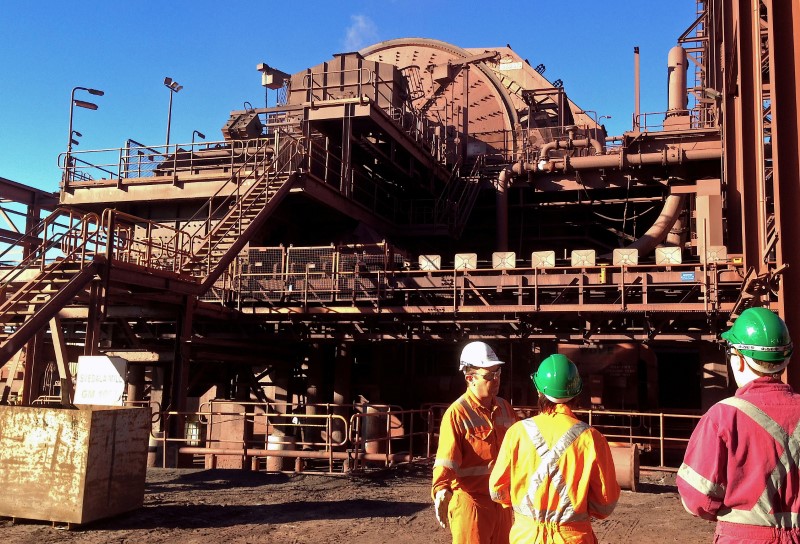 © Reuters. FILE PHOTO - Officials standing near the grinding mill at BHP Billiton's Olympic Dam copper and uranium mine located in South Australia