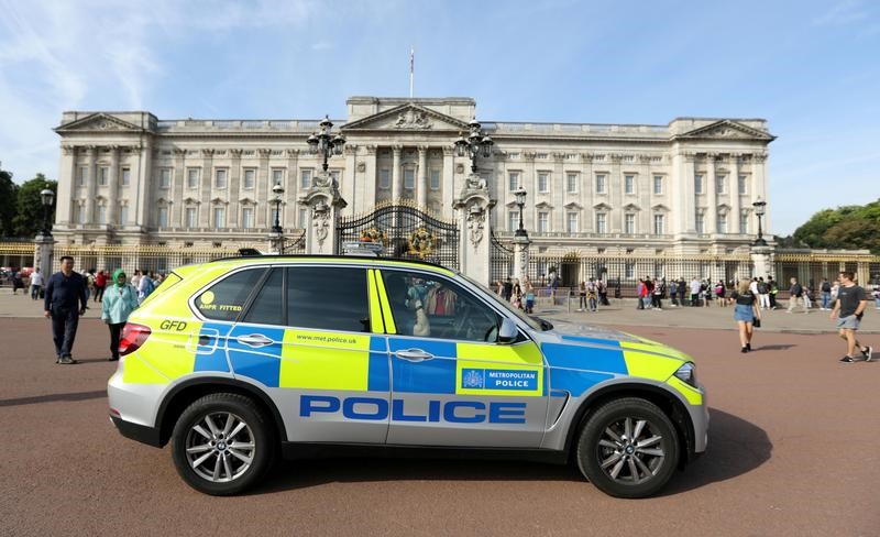 © Reuters. الشرطة البريطانية توجه اتهامات إرهابية لرجل في واقعة قصر بكنجهام