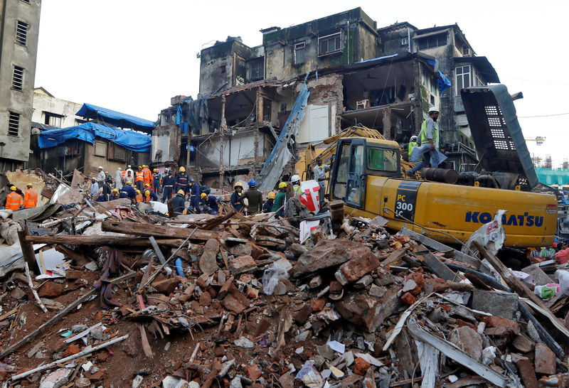 © Reuters. Al menos 21 muertos por el derrumbe de un edificio en Mumbai