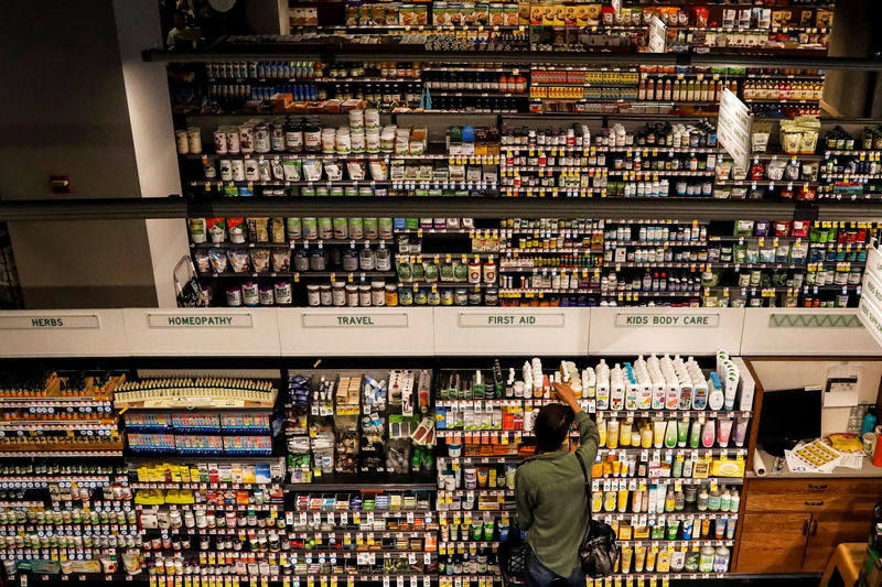 © Reuters. Customers shop at a Whole Foods store in New York