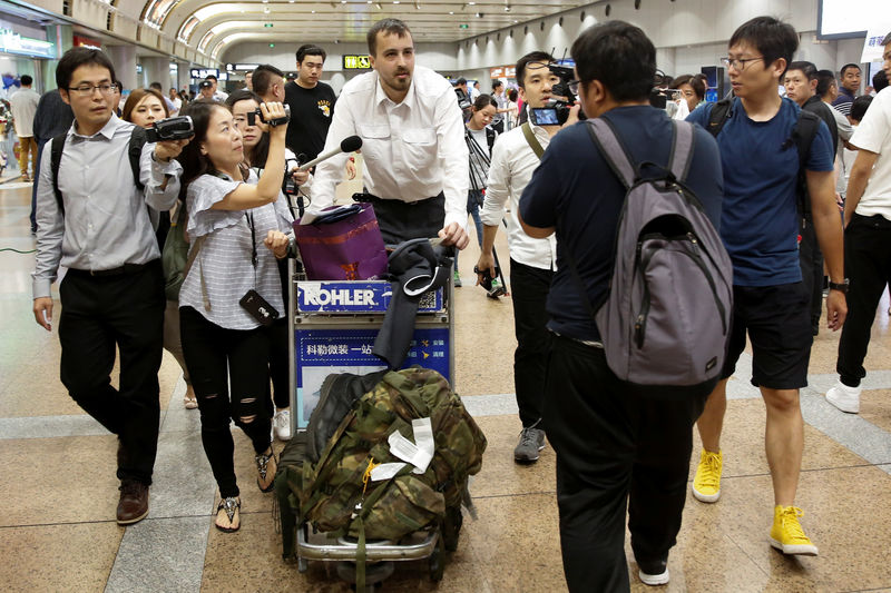© Reuters. Turista norte-americano Nicholas Burkhead fala com a mídia, enquanto chega de Pyongyang no aeroporto de Pequim, na China